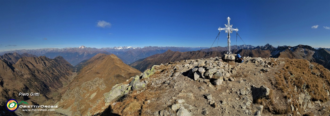 47 Dal Corno Stella (2620 m) ampia vista panoramica verso Orobie e Alpi Retiche.jpg